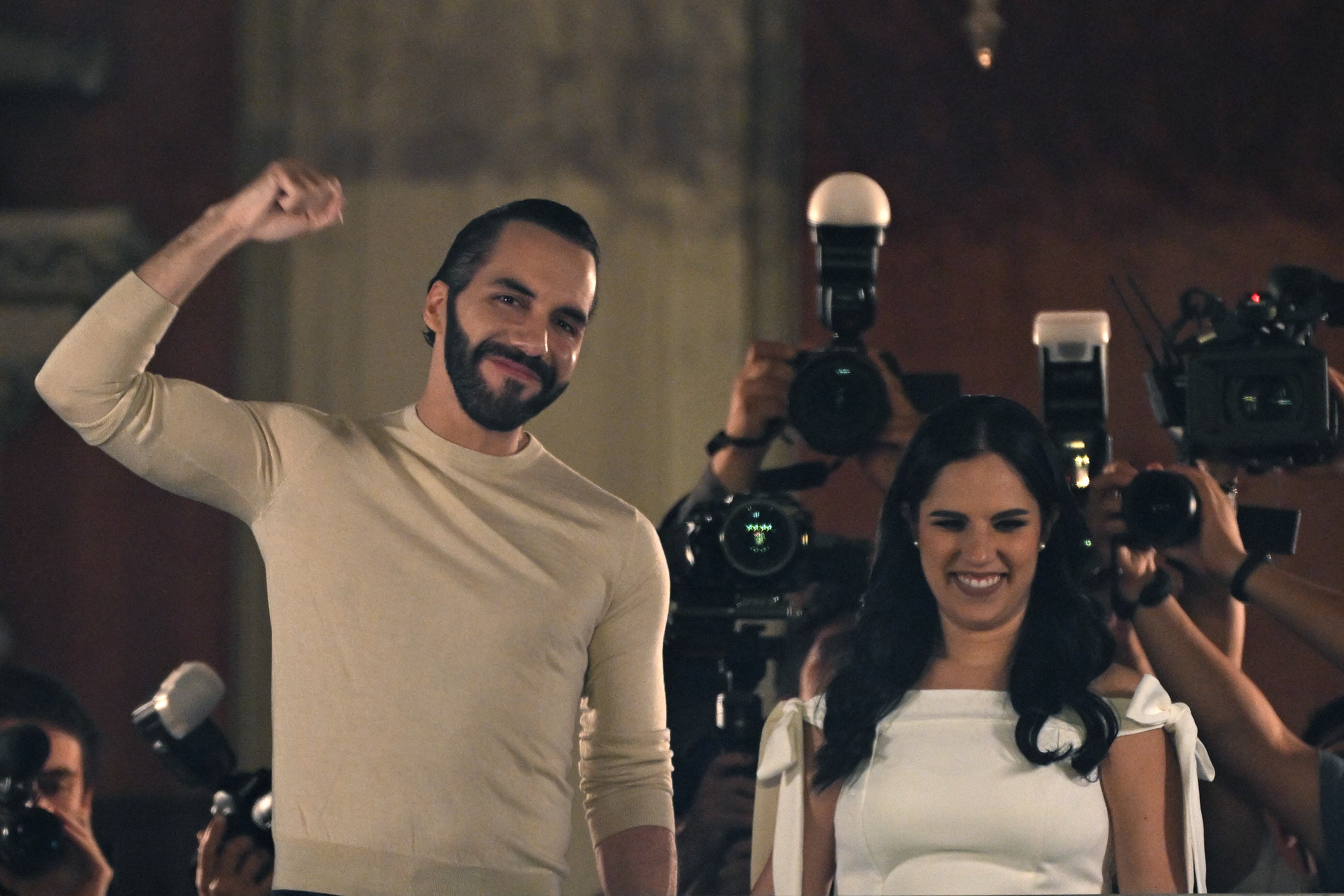 El informe de la OEA revela deficiencias en las elecciones de El Salvador, donde Nayib Bukele logró su cuestionada reelección. El conteo de votos tuvo un inicio lento y una escasa comunicación por el TSE. El mandatario se proclamó ganador de las elecciones junto a su esposa, Gabriela Rodríguez, tres horas después de finalizada la jornada electoral.