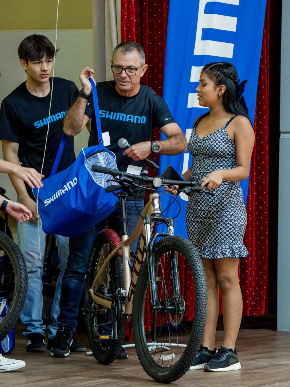 Cien niños y jóvenes de la etnia cabécar, ubicada en Alto Chirripó, recibieron una super bicicleta que está especialmente fabricada para el barro y los malos caminos.