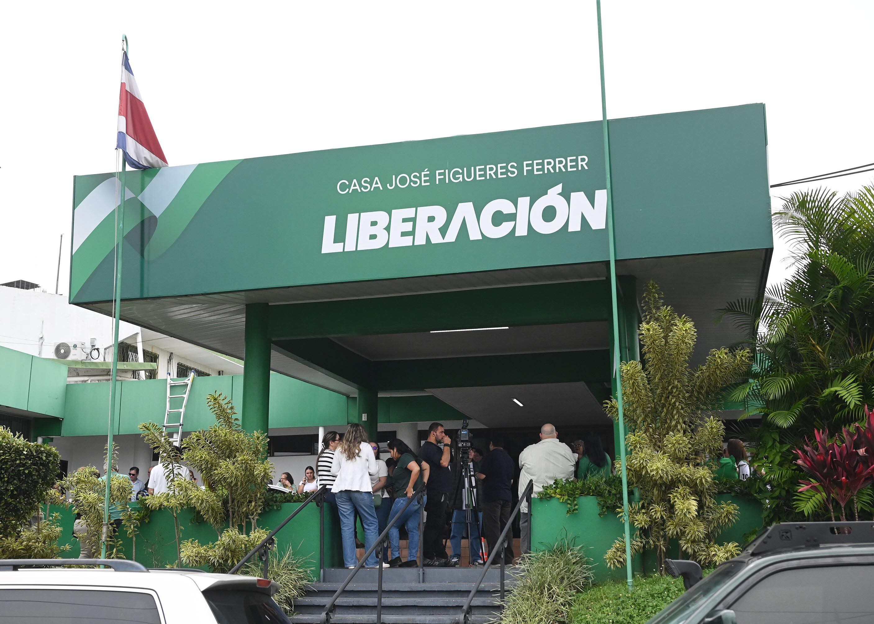 28 de junio del 2025. Balcón Verde. 10:00 hrs. La Asamblea del Partido Liberación Nacional (PLN) en el cantón central de San José se celebrará este sábado en medio de un ambiente marcado por tensiones internas y disputas de liderazgo.La convocatoria es para las 10 a.m. en el Balcón Verde. Durante el encuentro, los delegados liberacionistas votarán por tres cargos clave: la presidencia del Comité Ejecutivo Cantonal, los delegados cantonales a la Asamblea Nacional del PLN y los denominados delegados directos. En la foto: El exalcalde de San José, Johnny Araya, fue recibido por sus seguidores a su llegada al Balcón Verde. Foto: Albert Marín