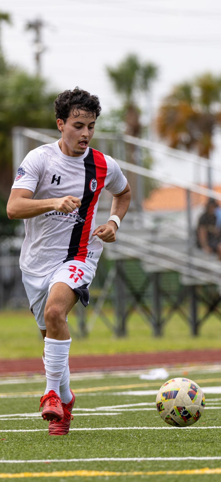 Andrés Jaime-Méndez tiene apenas 21 años y ya se está abriendo campo en una de las ligas más competitivas del mundo: el periodismo deportivo en Estados Unidos.