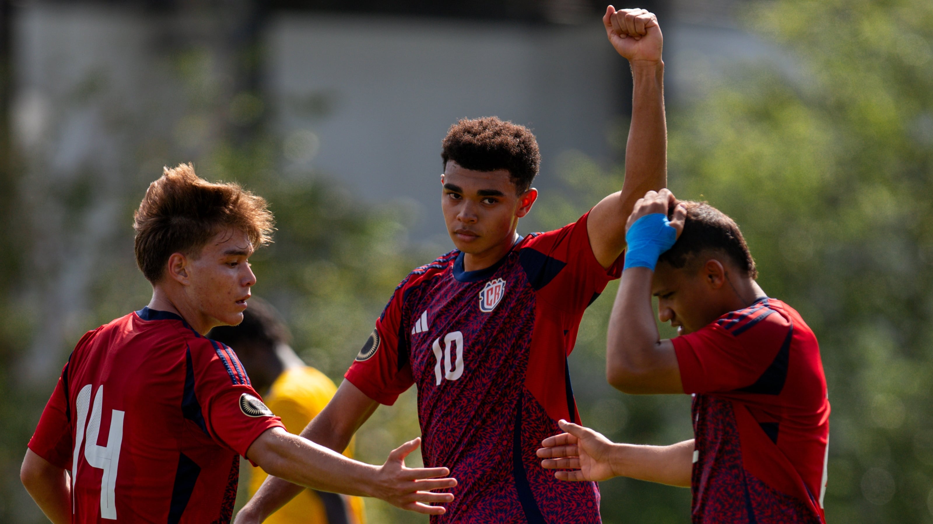 Óscar Leal (14) festeja junto a Dax Palmer (10) y Yerlan Sosa, en el partido entre la Selección Sub-20 de Costa Rica y Barbados.