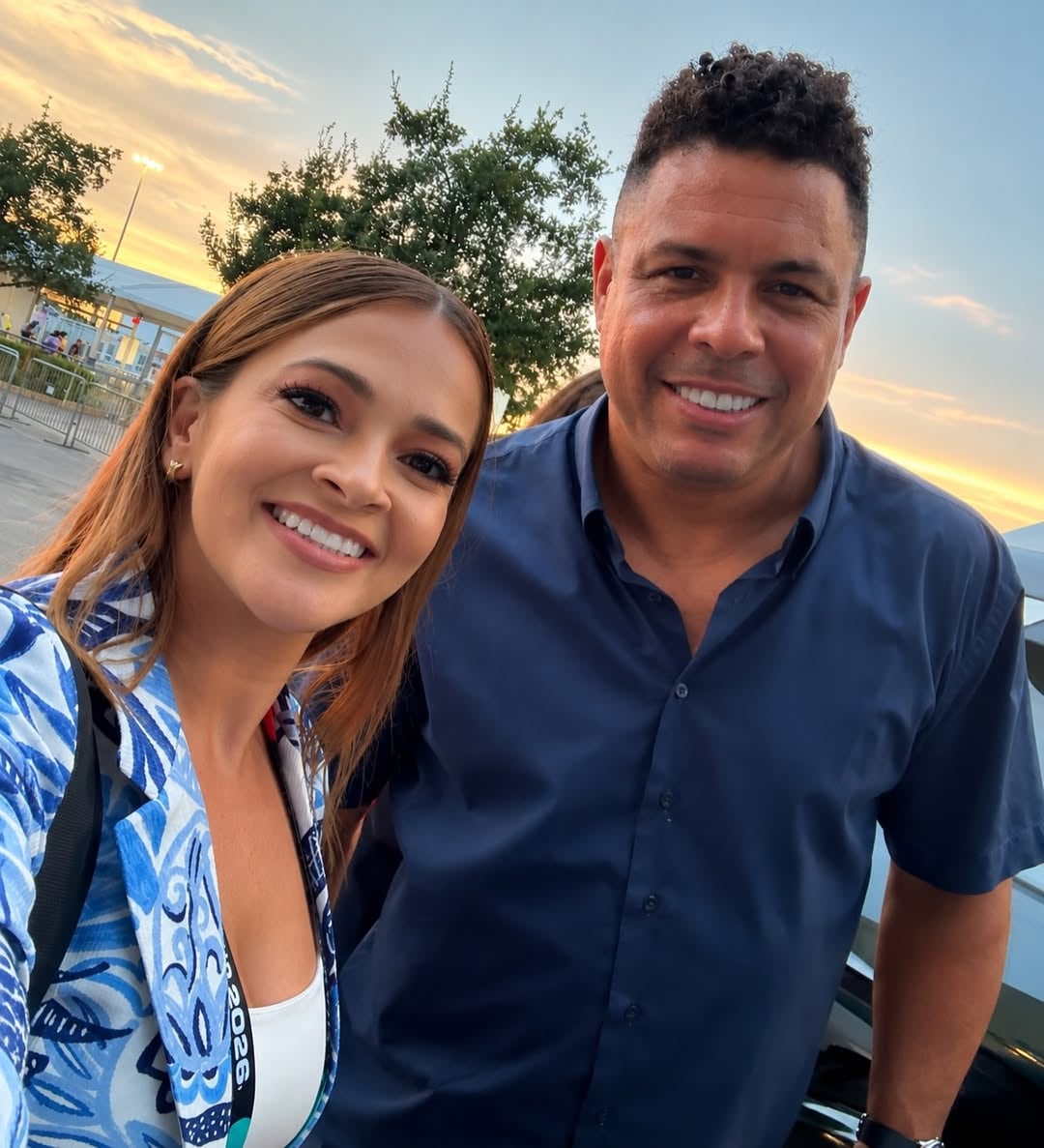 Gabriela Jiménez junto al "fenómeno" Ronaldo, exjugador brasileño.