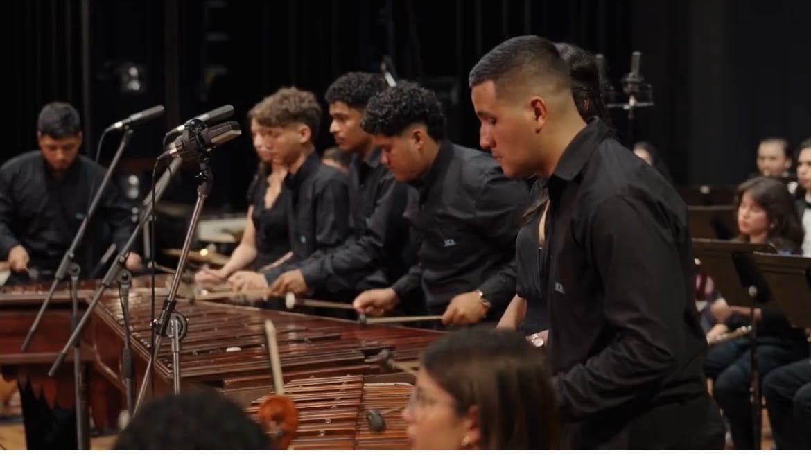Profesor Raziel Acevedo de la UCR creció escuchando tocar a sus abuelos y ahora dirigirá a Costa Rica en el encuentro más importante del planeta para los marimbistas, el "Mundial de marimbas".