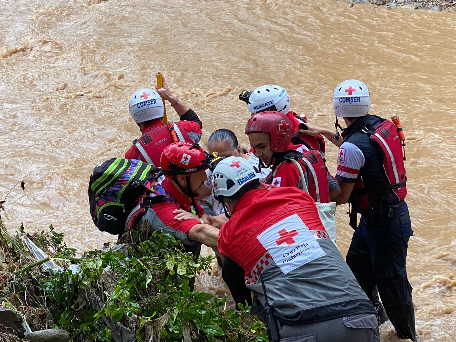 Rescates en Desamparados. Foto Cruz Roja.