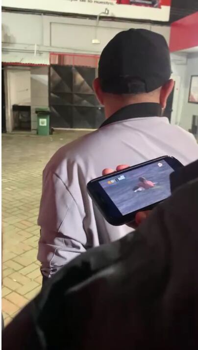 prensa en partido de Alajuelense viendo competencia de Brisa hennessy