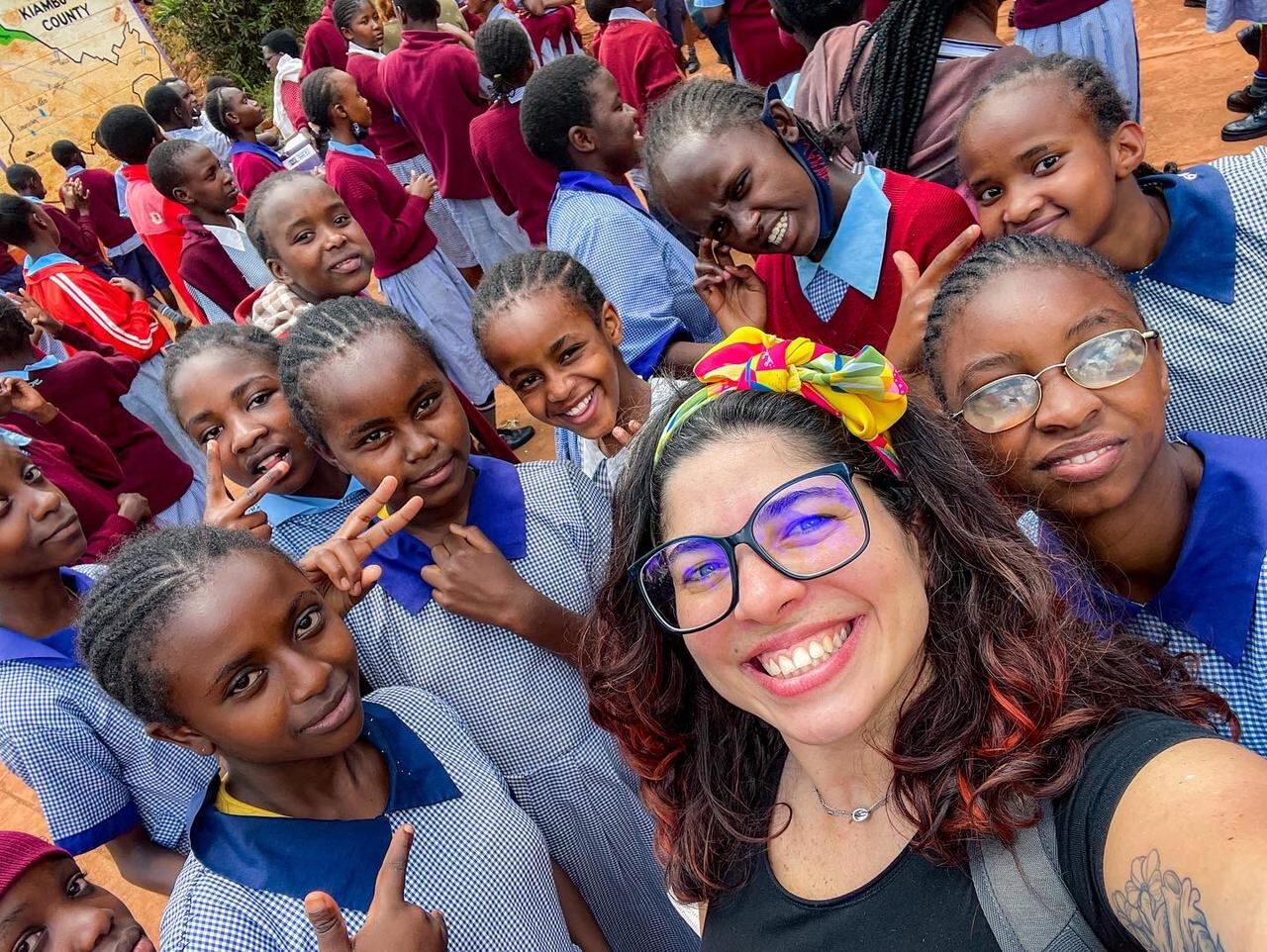 El rostro más popular del país en la traducción de la lengua de señas Lesco, Estefanía Carvajal Poveda, cerró un ciclo de 8 años con Casa Presidencial y desde el pasado 10 de febrero viajó a Kenia, África, para trabajar con una ONG.