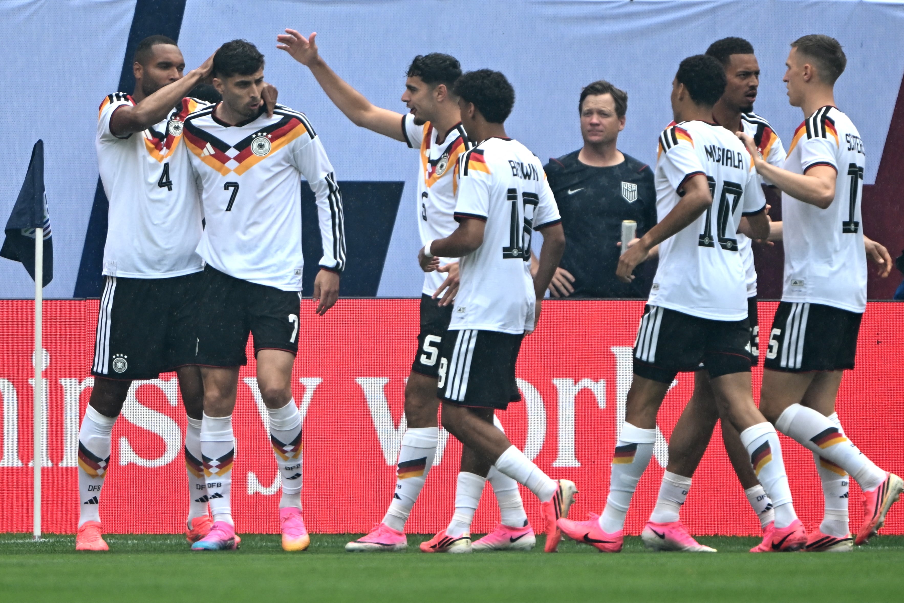 06 June 2026, USA, Chicago: Soccer, men, national team, preparation for the 2026 World Cup, international match, USA - Germany at Soldier Field. Germany's players celebrate after the 0:1 goal by Kai Havertz (2nd from left). Photo: Federico Gambarini/dpa (Photo by FEDERICO GAMBARINI / dpa Picture-Alliance via AFP)