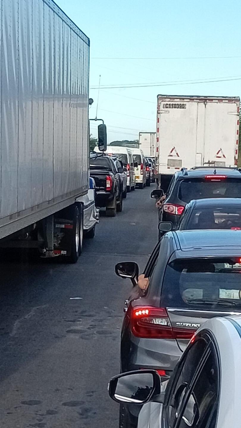 Un choque entre un tráiler y un carro en Cuatro Cruces de Esparza, Puntarenas, y el último fin de semana largo en Costa Rica serían los responsables de las enormes presas. Foto: Tomada de redes sociales