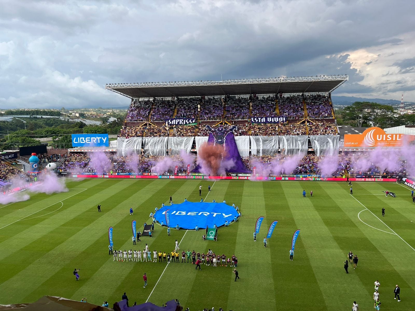 La afición morada recibió a sus jugadores al mejor estilo Marvel.