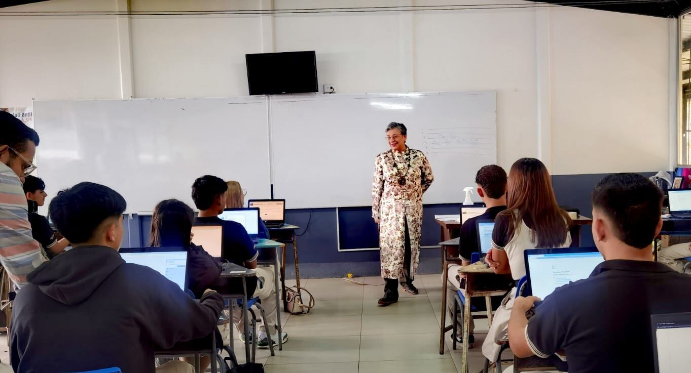 A partir de este lunes 03 y hasta el 14 de junio, 71.983 estudiantes de último año de secundaria, tanto de colegios públicos como privados, técnicos, académicos diurnos y nocturnos, realizarán la Prueba Nacional Estandarizada de Lenguas Extranjeras. La Ministra de Educación, Anna Katharina Müller Castro y el Director de Gestión y Evaluación de la Calidad, Álvaro Artavia, acompañaron el inicio de la Prueba Nacional Estandarizada de Lenguas Extranjeras en el Liceo de Higuito, en Desamparados, donde aplicaron 80 estudiantes de undécimo año.