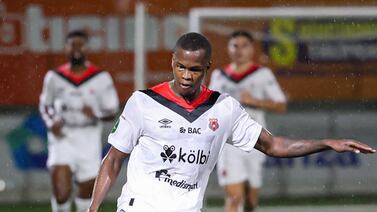 Larry Angulo reapareció en sus redes sociales y le envió un fuerte mensaje a los aficionados del Alajuelense