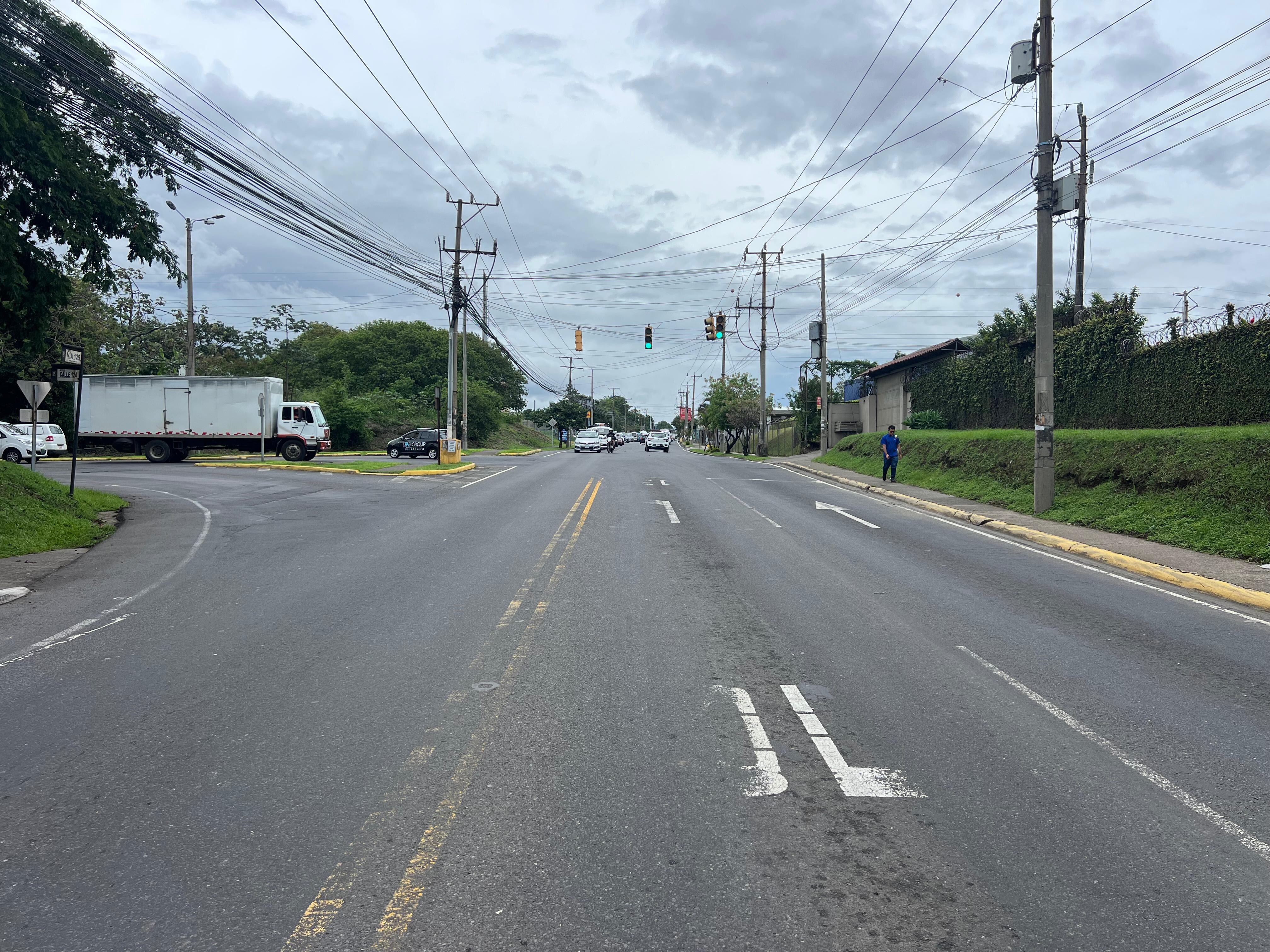 El Consejo Nacional de Vialidad (Conavi) realiza trabajos de bacheo profundo en un tramo de 3 km de la ruta 129, entre La Rusia y Ojo de Agua, en La Ribera de Belén, Heredia. Las obras se ejecutan en horario nocturno, con regulaciones al tránsito, y se extenderán hasta el 8 de junio.
