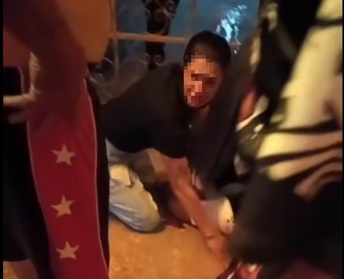 La mujer pedía ayuda mientras se encontraba arrodillada junto a uno de los hombres baleados. La mujer pedía ayuda mientras se encontraba arrodillada junto a uno de los hombres baleados.