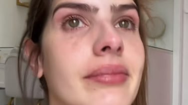 Karina Campos apareció llorando y confesó que ni energía tiene para jugar con su bebé