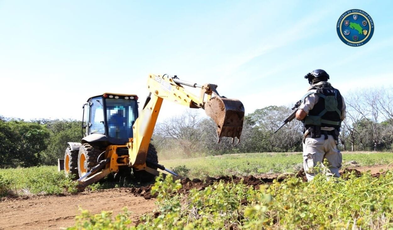 Servicio de Vigilancia Aérea destruye pista clandestina en Nandayure de Guanacaste. Foto MSP.
