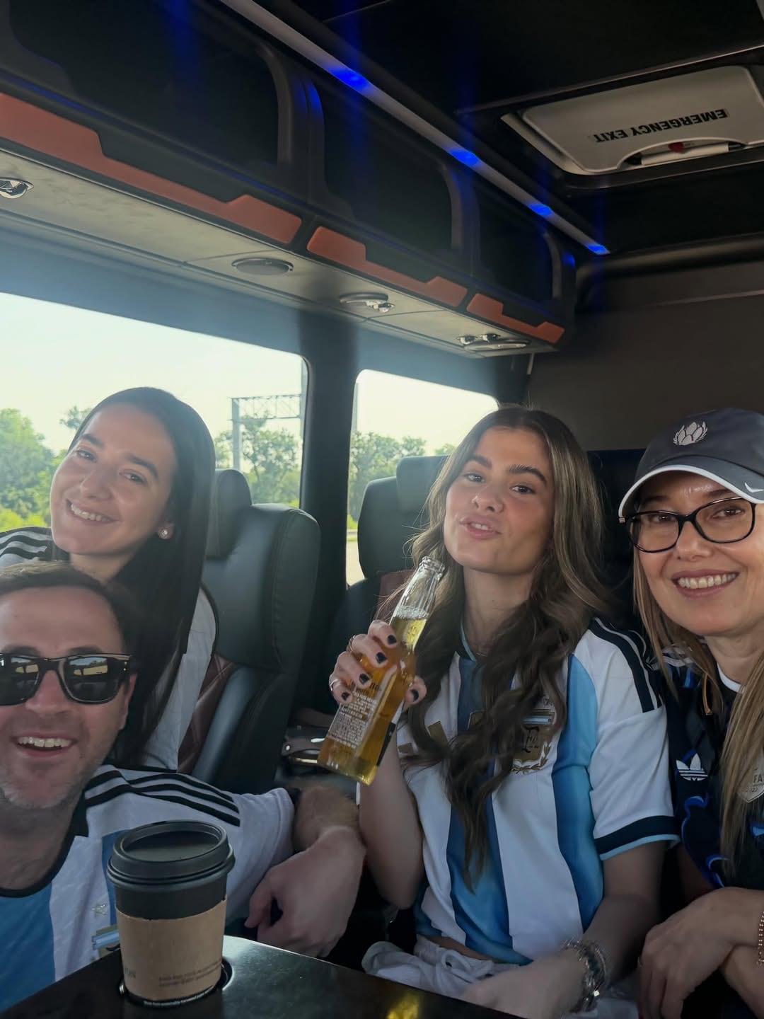 Paula Picado junto a sus hijas Luciana “Lula” Prada y Paula María Prada en el Mundial 2026.