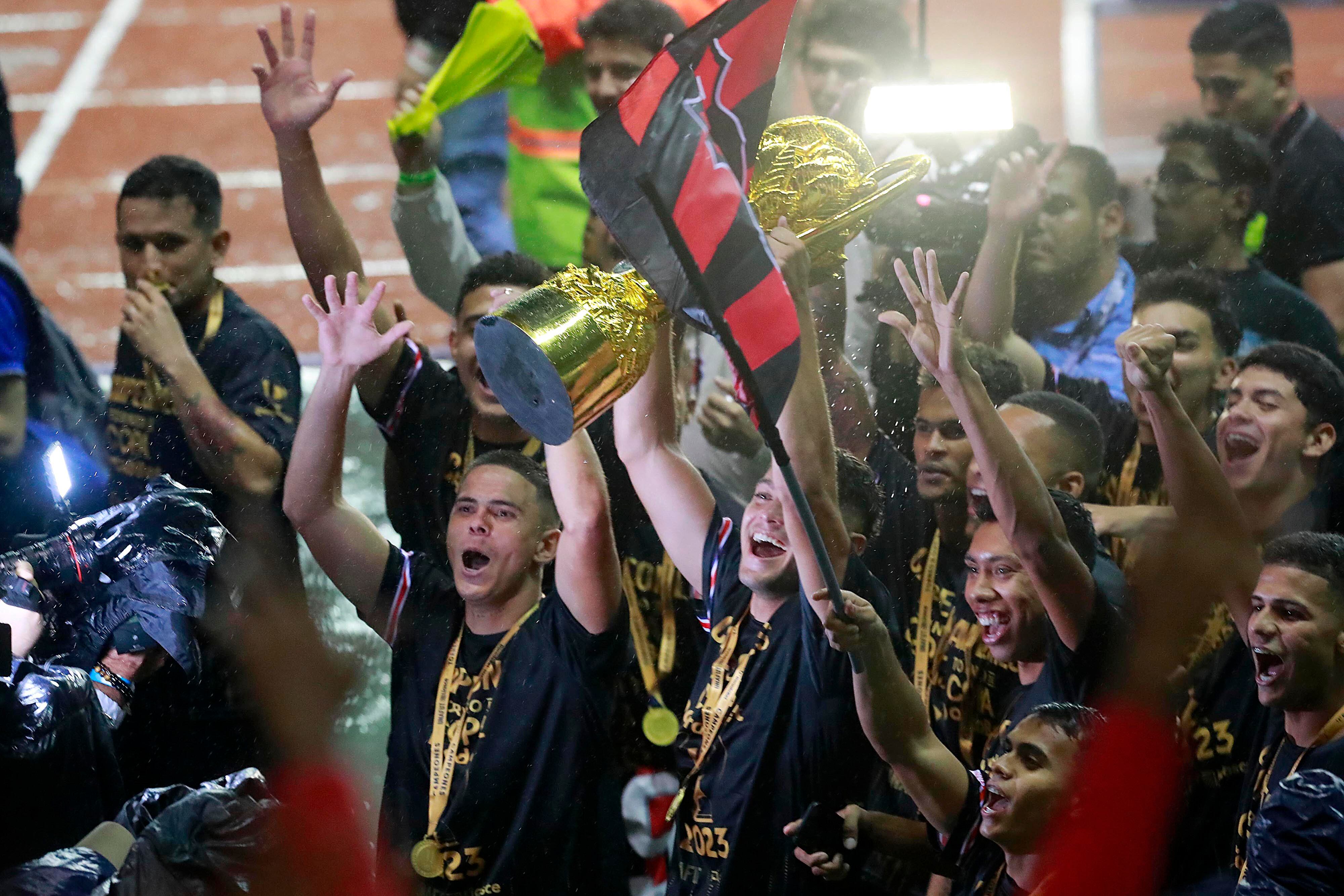18/11/2023 Estadio Nacional, La Sabana. La Liga Deportiva Alajuelense y el Deportivo Saprissa se enfrentaron este sábado en una nueva edición del Clásico Nacional. Se dio en la final del Torneo de Copa, a estadio casi lleno, con la presencia de las dos aficiones más grandes del país.