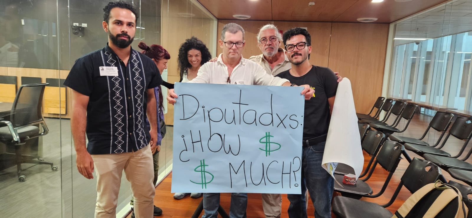 Un cartel con una pregunta incómoda armó un pleito en la Asamblea Legislativa y hasta llegó seguridad.