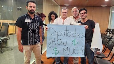 Mujer que hizo cartel agradeció al diputado que quería sacarlo a la fuerza