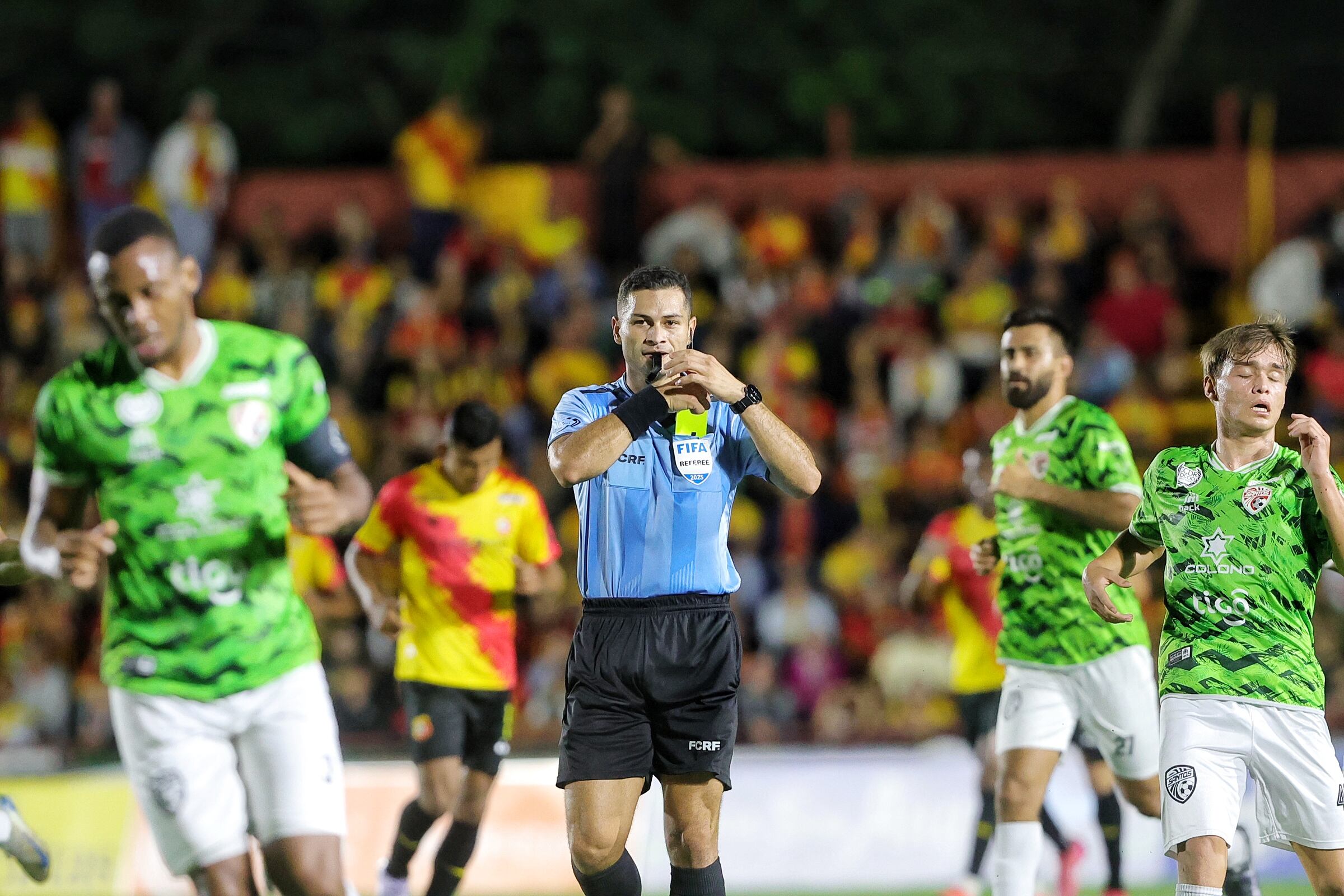 15/04/2025/ Juego entre Club Sport Herediano vs Santos de Guapiles por el torneo Clausura de la Liga Promerica en el estadio Carlos Alvarado / foto John Durán