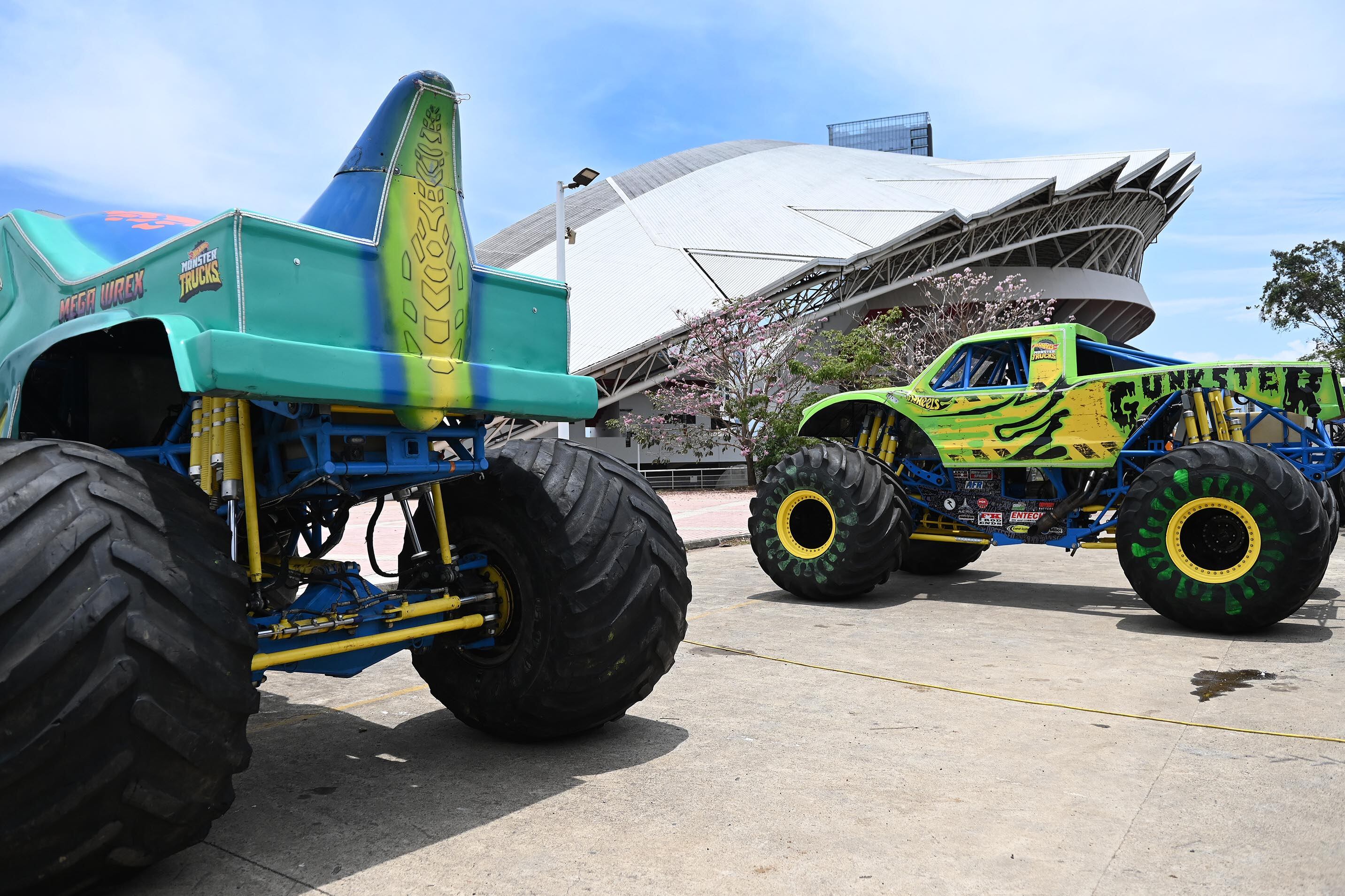 25 de abril del 2025. Estadio Nacional, La Sabana. 10:00 hrs. Preparativos para el show HotWheels Monster Trucks Glow and Fire en la gramilla del Estadio Nacional. Maquinaria pesada realiza movimientos de tierra creando las rampas que los pilotos de monster trucks usarán durante los diferentes shows que ofreceran los días viernes, sábado y domingo de abril. En la foto: Algunos pilotos fueron entrevistados y se documentaron detalles de los vehículos y de los trabajos que realiza la maquinaria pesada. El Danny CR posa para la foto. Foto: Albert Marín. para la Teja.