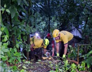 Bomberos realizan maniobras de rescate vertical para extraer a los ocupantes de un camión que cayó a un guindo de 30 metros en el sector de Desmonte, Ruta 3.