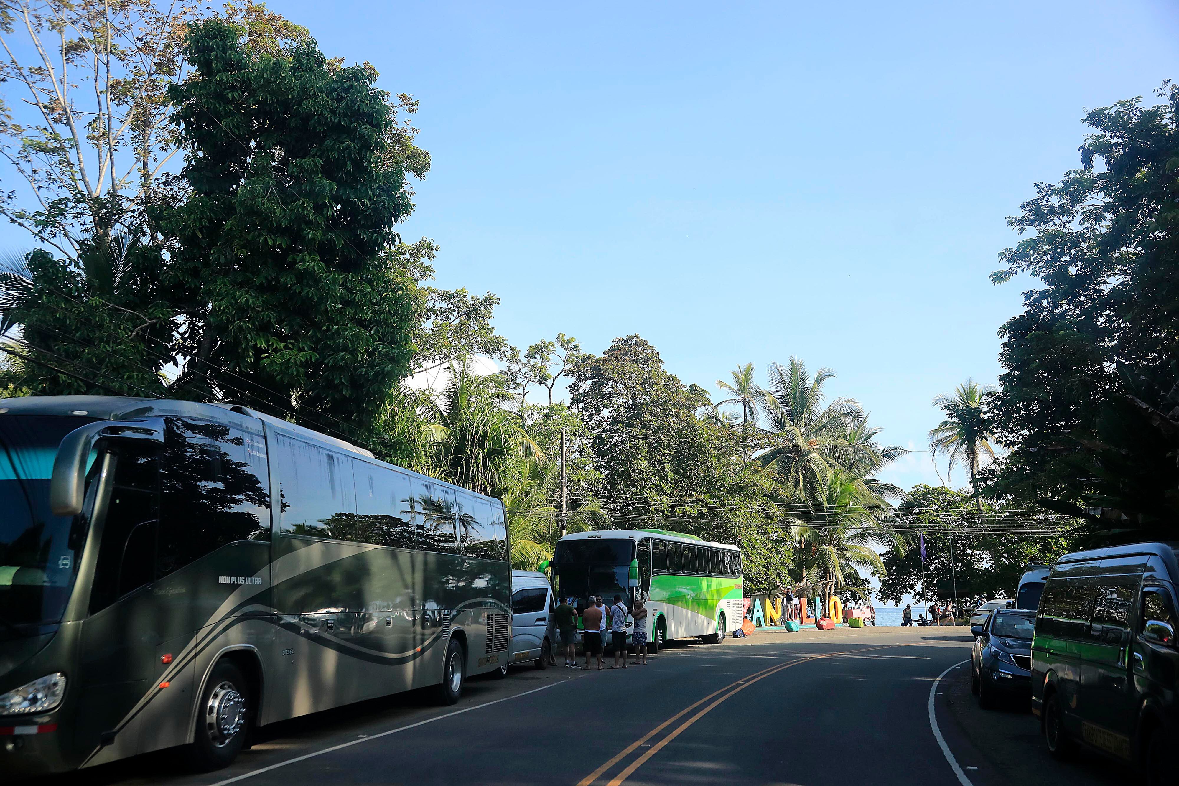 14/10/2023      Limón. Desde muy tempranas horas del día se vivió este sábado, en el atlántico de nuestro país, un gran ambiente en relación con el esperado eclipse anular de sol. Cientos de costarricenses se trasladaron a las playas del caribe sur para contemplar el anunciado acontecimiento astronómico del año, desde la parcialidad esperada para entre alrededor de las 10:15 a.m. y 1:50 p.m., pero sobre todo el punto de mayor esplendor apenas unos minutos después del mediodía. Foto: Rafael Pacheco Granados
Tempranas horas del día; Atlántico; Gran ambiente; Eclipse anular de sol; Playas del caribe sur; Acontecimiento astronómico; Parcialidad; Punto de mayor esplendor
Eclipse anular de sol