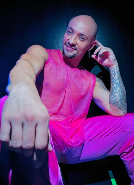 Michael Rubí, bailarín tico.