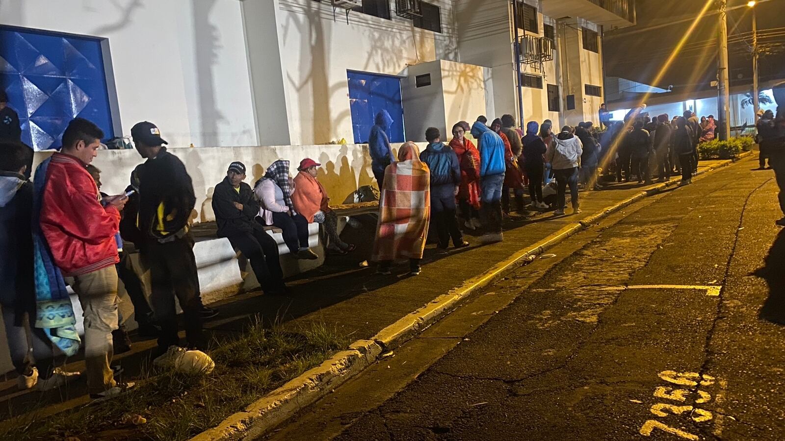 En las afueras de Migración en La Uruca los migrantes hacen fila toda la noche para poder obtener uno de los 50 campos diarios que dan para atender solicitudes de refugio