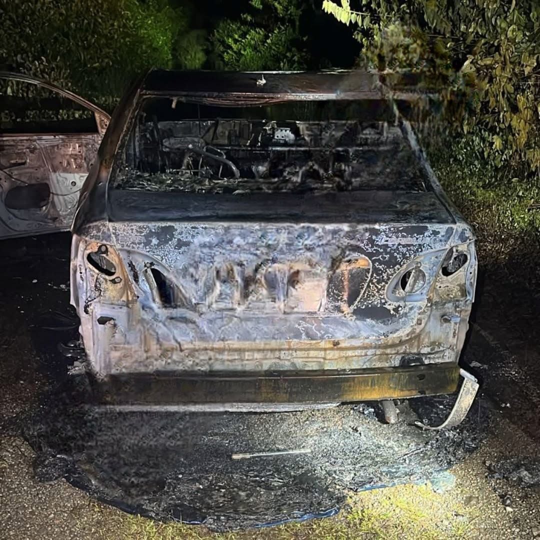 Escena de terror en Canoas: encuentran carro quemado con dos cuerpos dentro, la noche del sábado 2 de mayo del 2026. Foto: Ciudad Neily Corredores