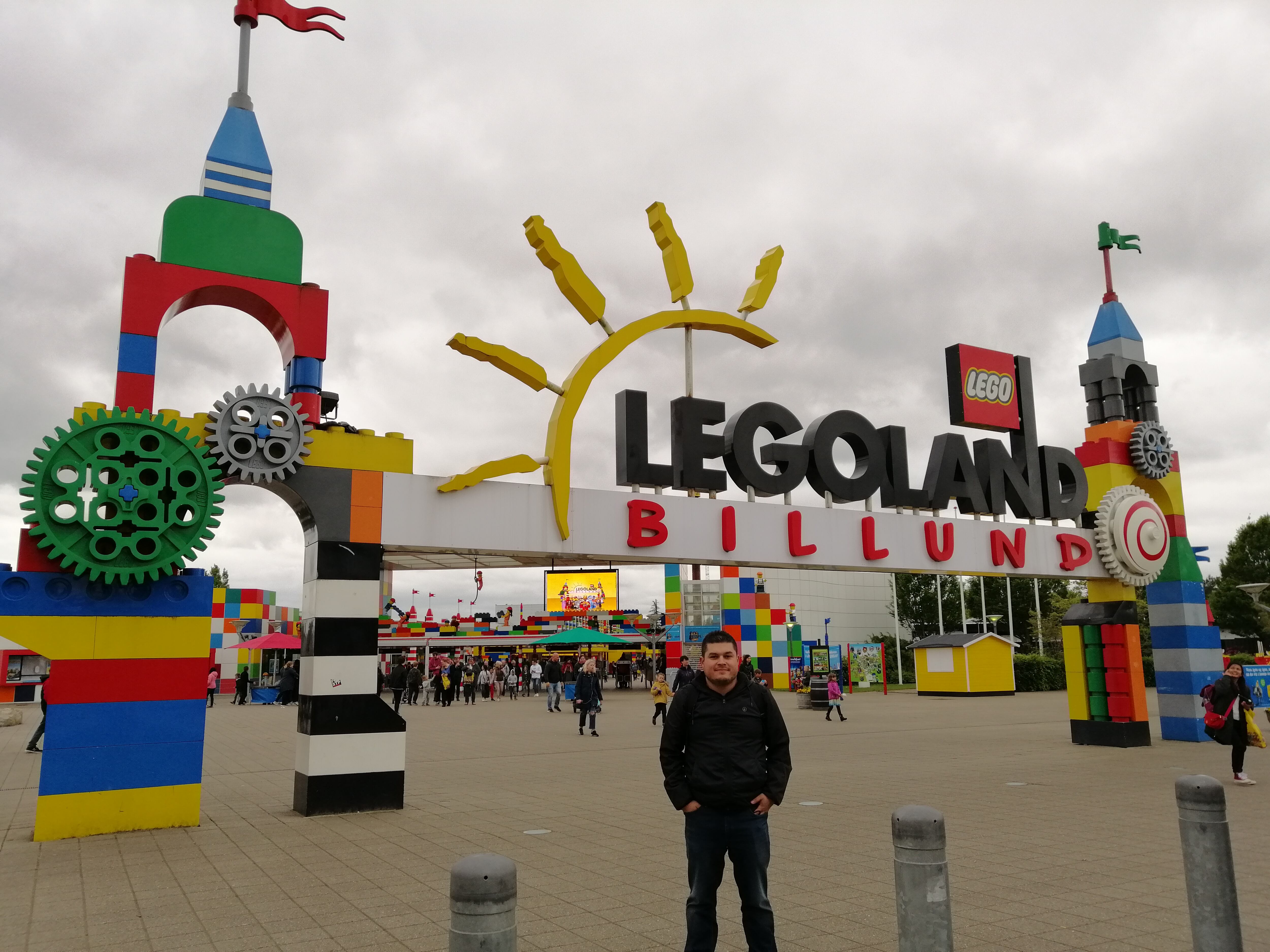 Cada 28 de enero se celebra el Día Mundial del LEGO y en Costa Rica hay pasión por este juguete para construir. En la foto, Luis Escalante Rodríguez, colecciona escenarios medievales y piratas.