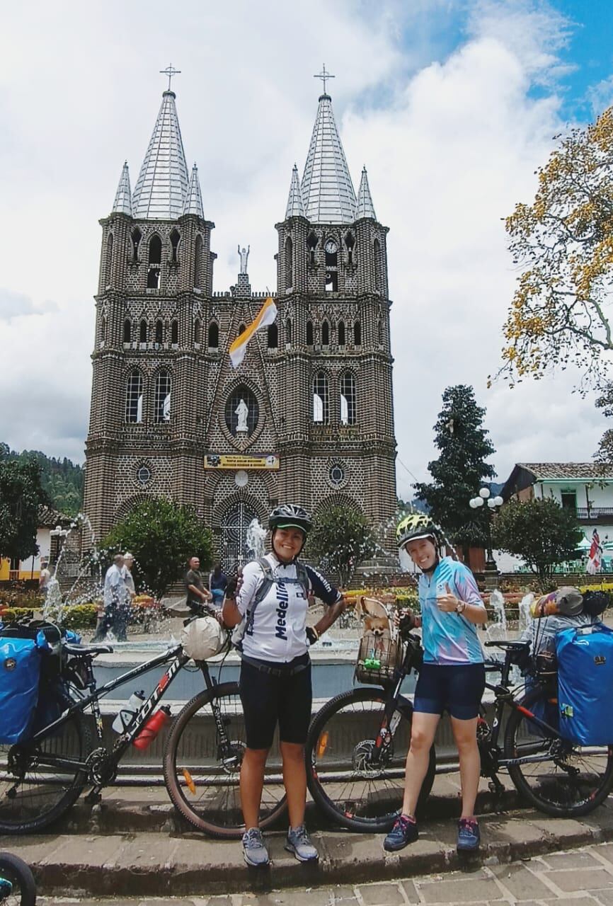 Melissa Cambronero y Carolina Rosales, de 33 y 34 años respectivamente, son dos guapileñas que, junto a su perrita Chiky, viajan en bicicleta de Guápiles a la Patagonia, salieron en agosto del 2024