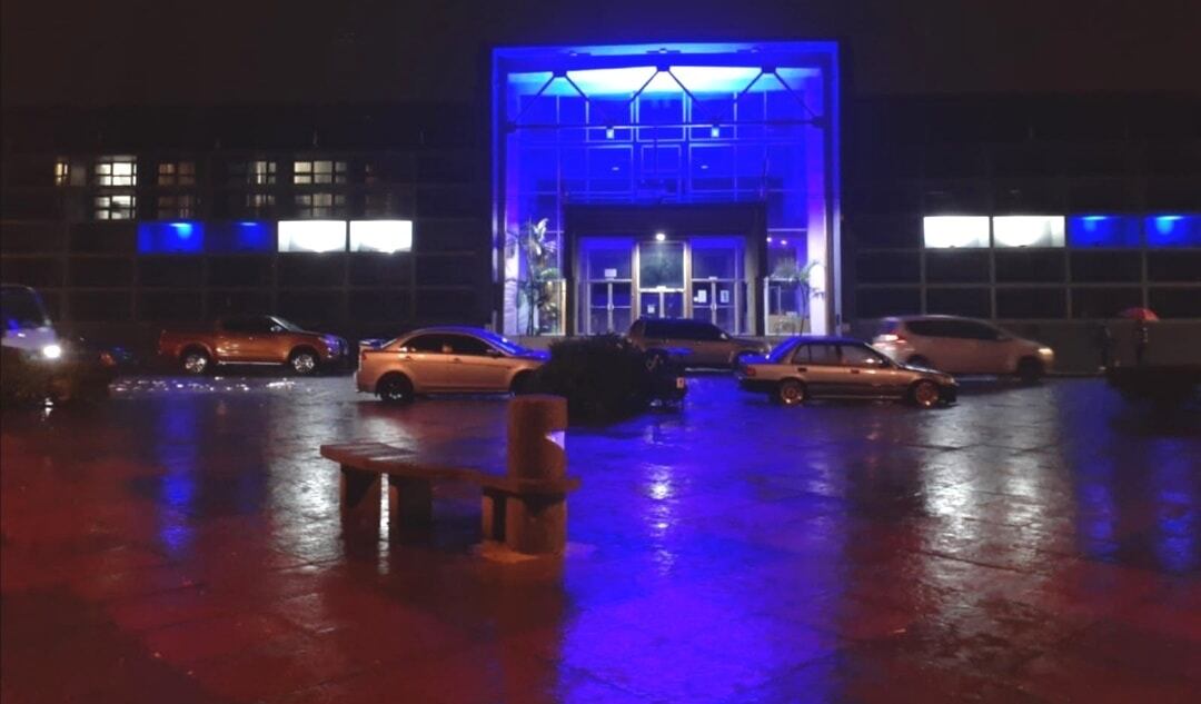 La fachada del Palacio Municipal de Cartago se pintó de blanco y azul. Facebook.