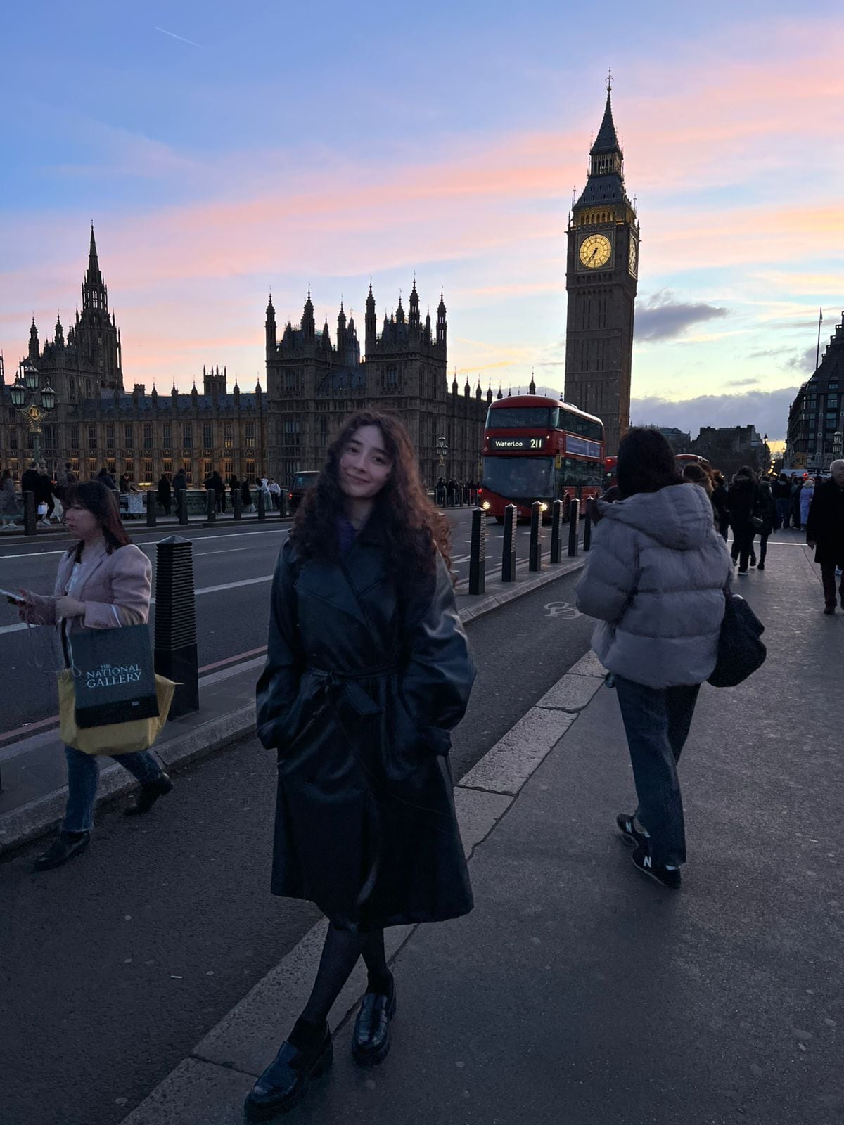 Aunque está en Londres, Inglaterra, a 8.700 kilómetros de Costa Rica, el corazón de Sophia Roldán Soto palpita con el sabor de los cafetales de la Zona de los Santos y el amor a la democracia costarricense.