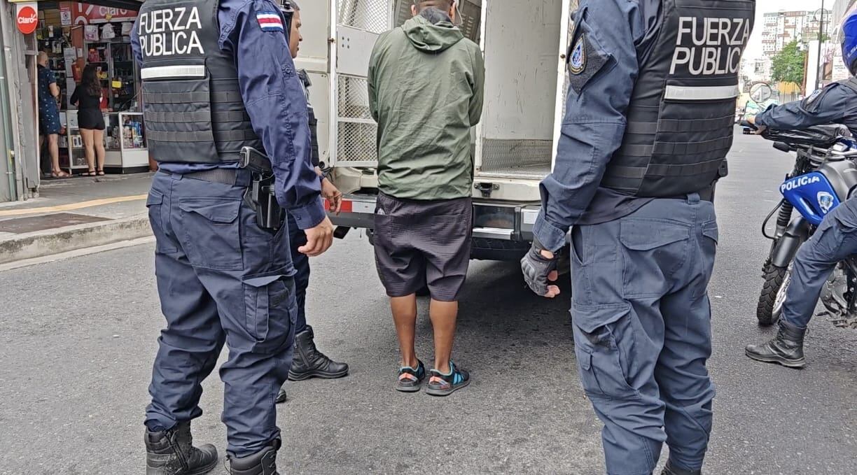 El hombre sospechoso de amenazar a la joven con un cuchillo fue detenido.