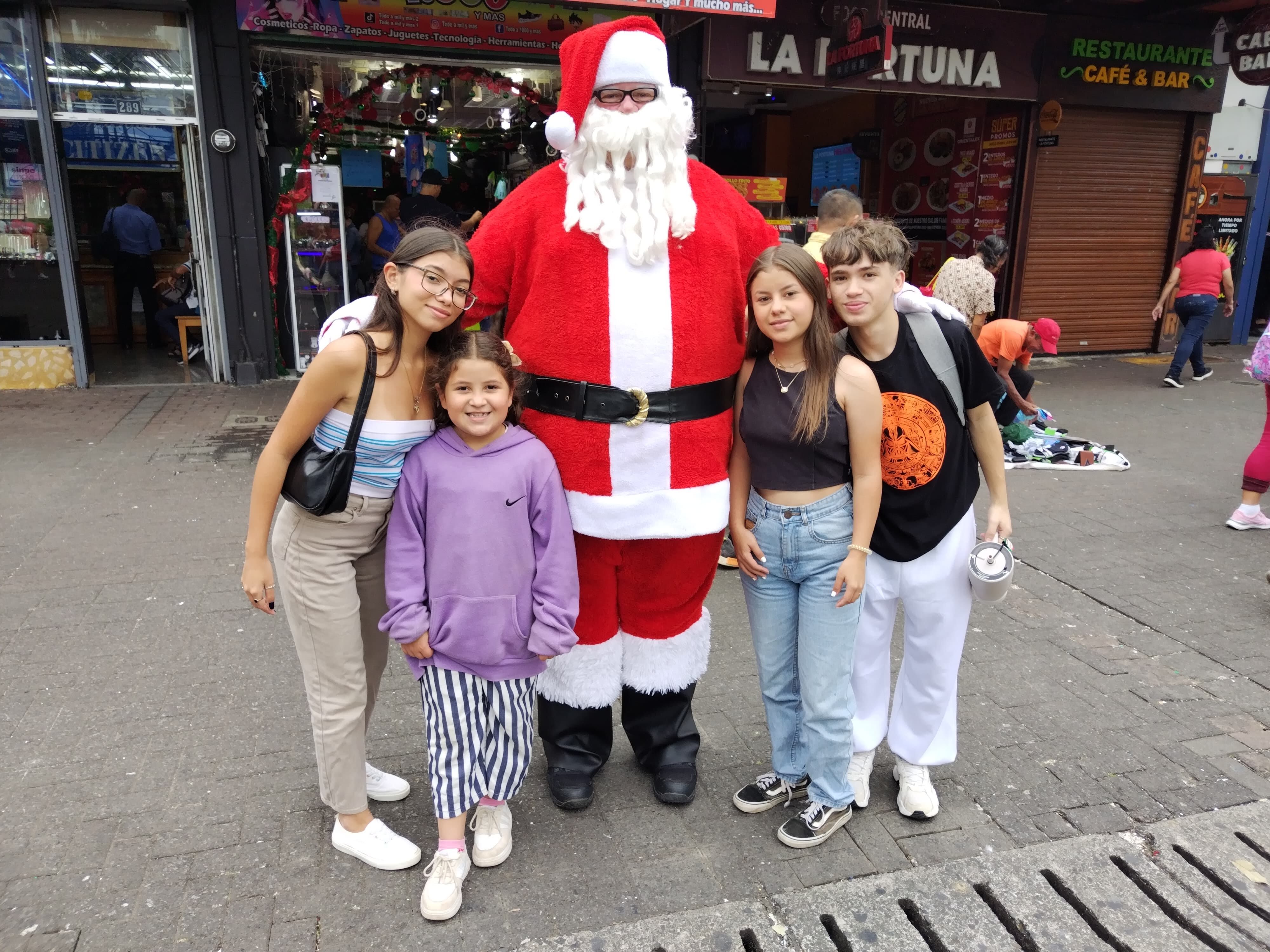 Después de 5 años las calles de San José vuelven a alegrarse con el Santa Claus de casi dos metros de alto que se pasea para que niños, jóvenes y adultos se tomen fotos con él. Se llama Enrique Hayes Rodríguez, un alegre hondureño