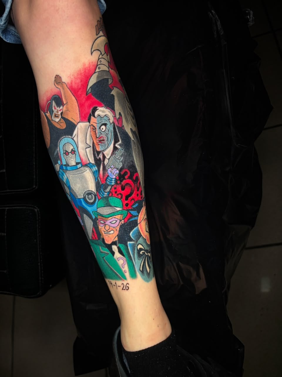 Steven Oviedo, un herediano de 40 años, convirtió la mítica serie animada de Batman de los 90 en un impresionante proyecto de tatuajes y una colección de más de 150 piezas.