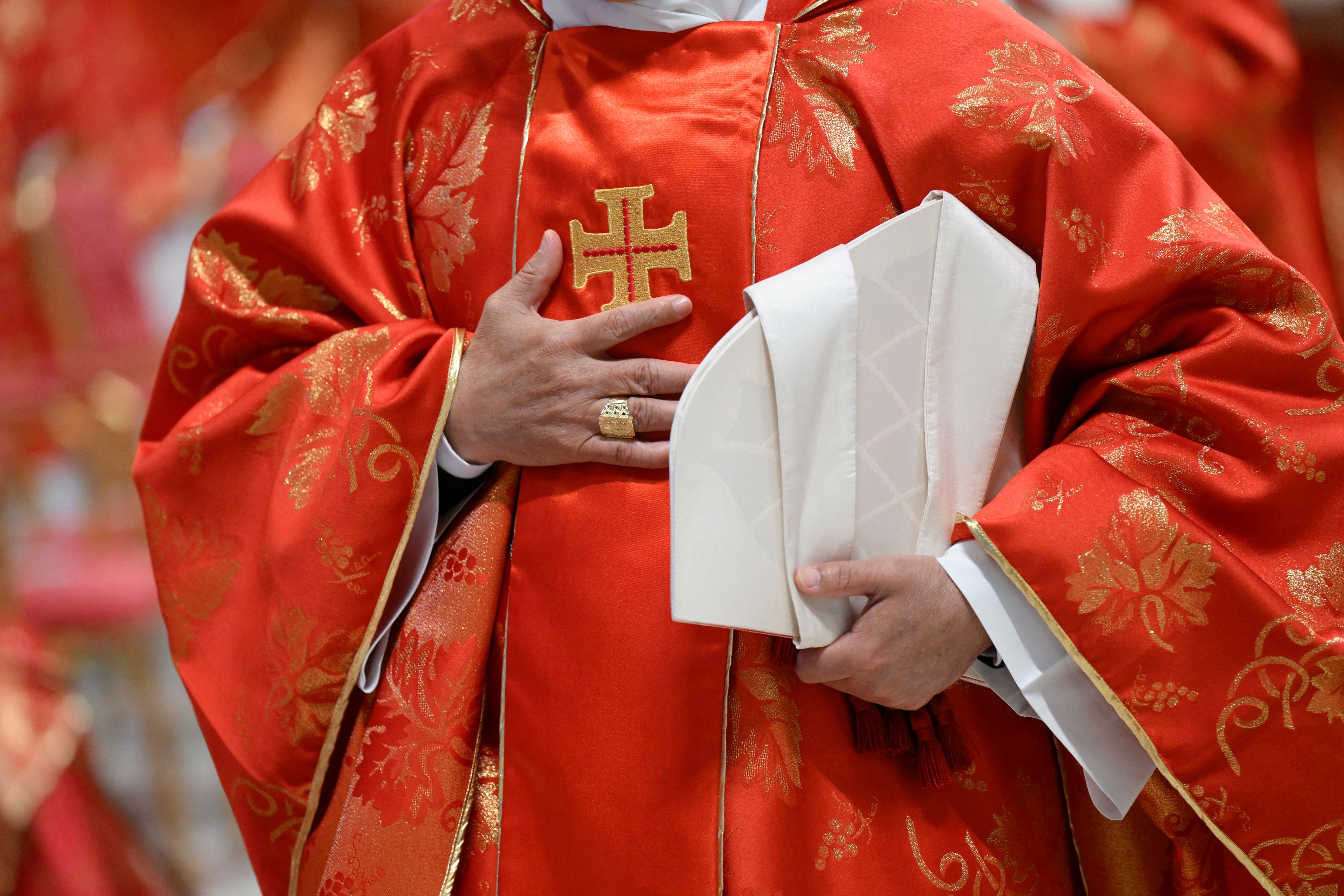 Esta fotografía, tomada y distribuida el 7 de mayo de 2025 por Vatican Media, muestra a un cardenal durante la misa por la elección del Romano Pontífice, antes del inicio del cónclave, en la Basílica de San Pedro del Vaticano. (Foto cedida por HANDOUT / VATICAN MEDIA / AFP)