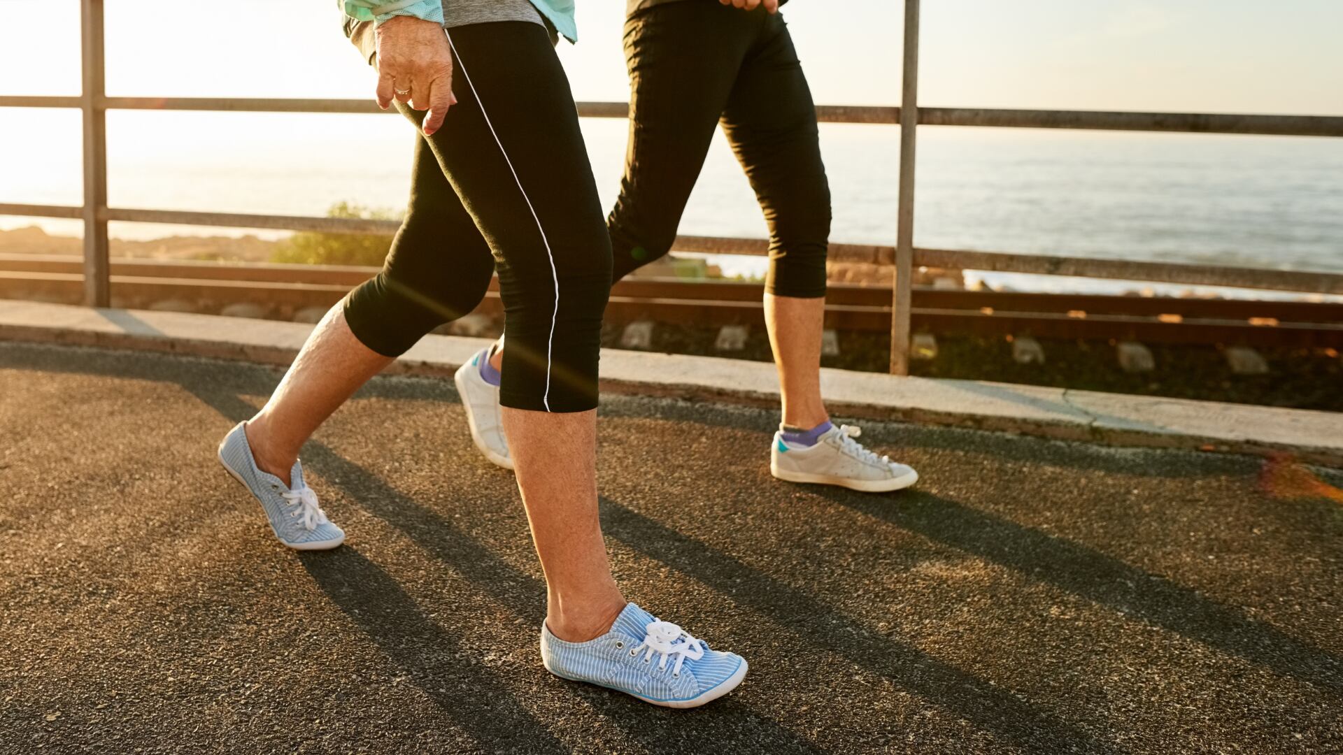 Una mujer sincroniza su respiración con el ritmo de sus pasos durante una sesión de caminata afgana. Esta técnica, inspirada en los nómadas de Afganistán, mejora la capacidad pulmonar, la resistencia física y ayuda a reducir el estrés.