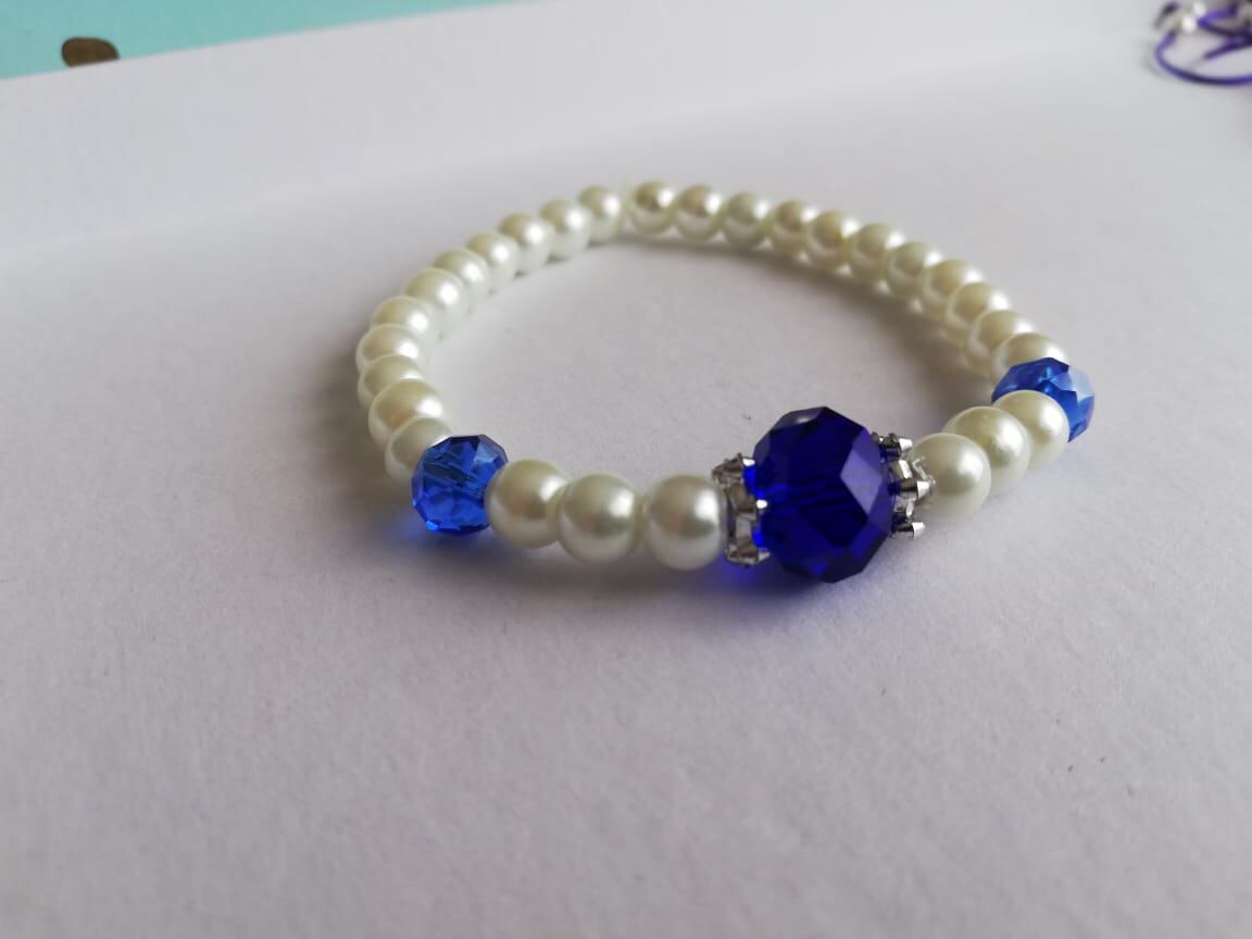 Kimberly Chacón Rodríguez e Itzel Segura Segura crearon la pymes Pulseras con propósito