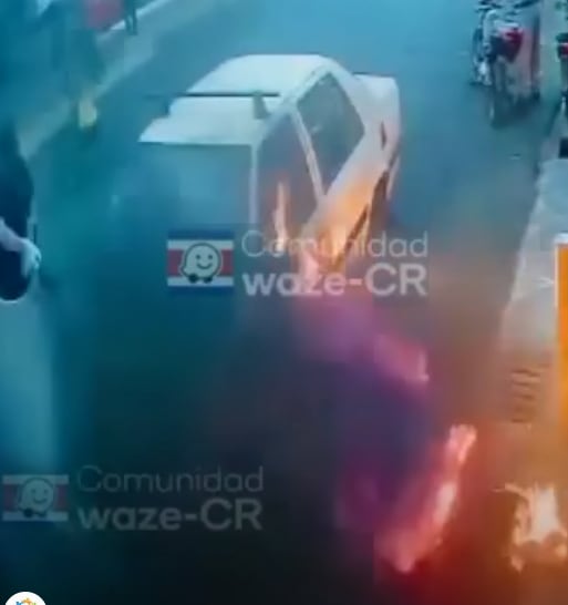 Un hombre resultó con quemaduras en sus piernas luego de que el vehículo al que le realizaba unos supuestos arreglos se incendiara repentinamente en Alajuelita, San José. Foto: Waze CR