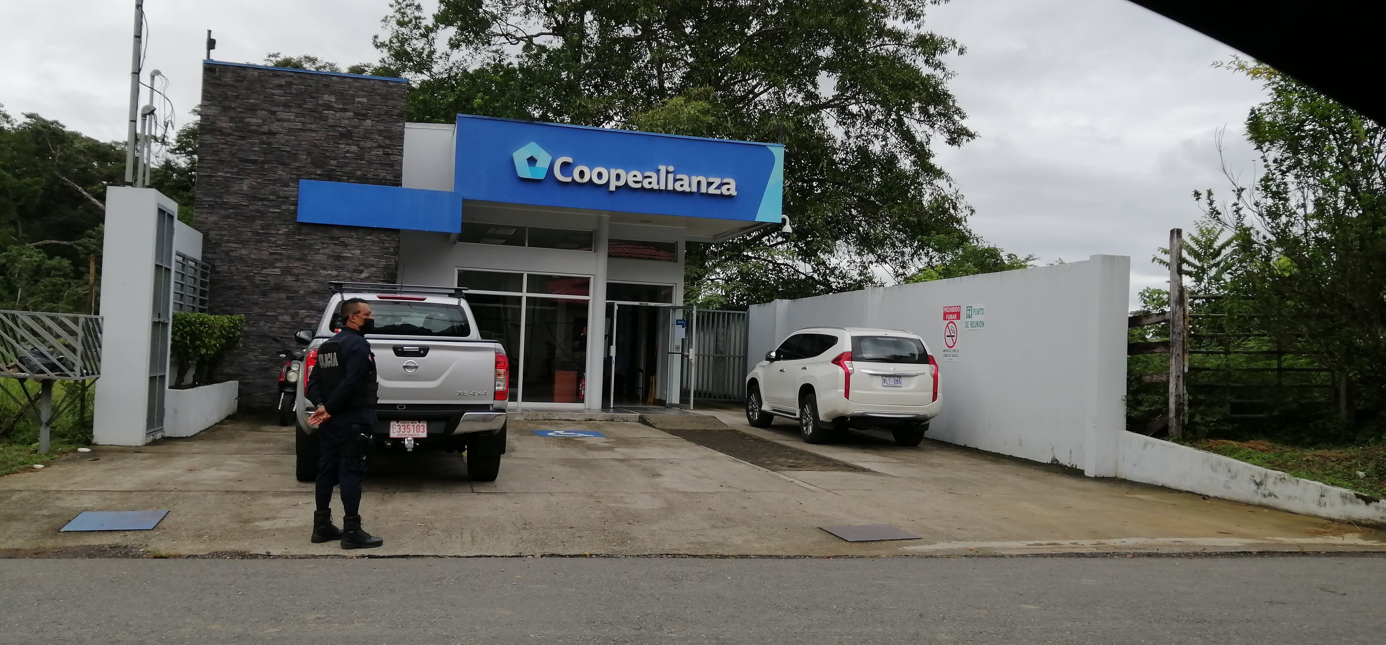 Robo a cajero en Puerto Cortés, Osa. Foto cortesía.