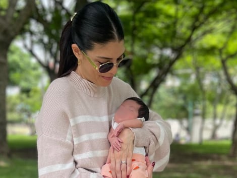 Marianela Valverde relató que su hija, Macarena, se mantiene dormida gran parte del día y disfruta del contacto piel con piel.