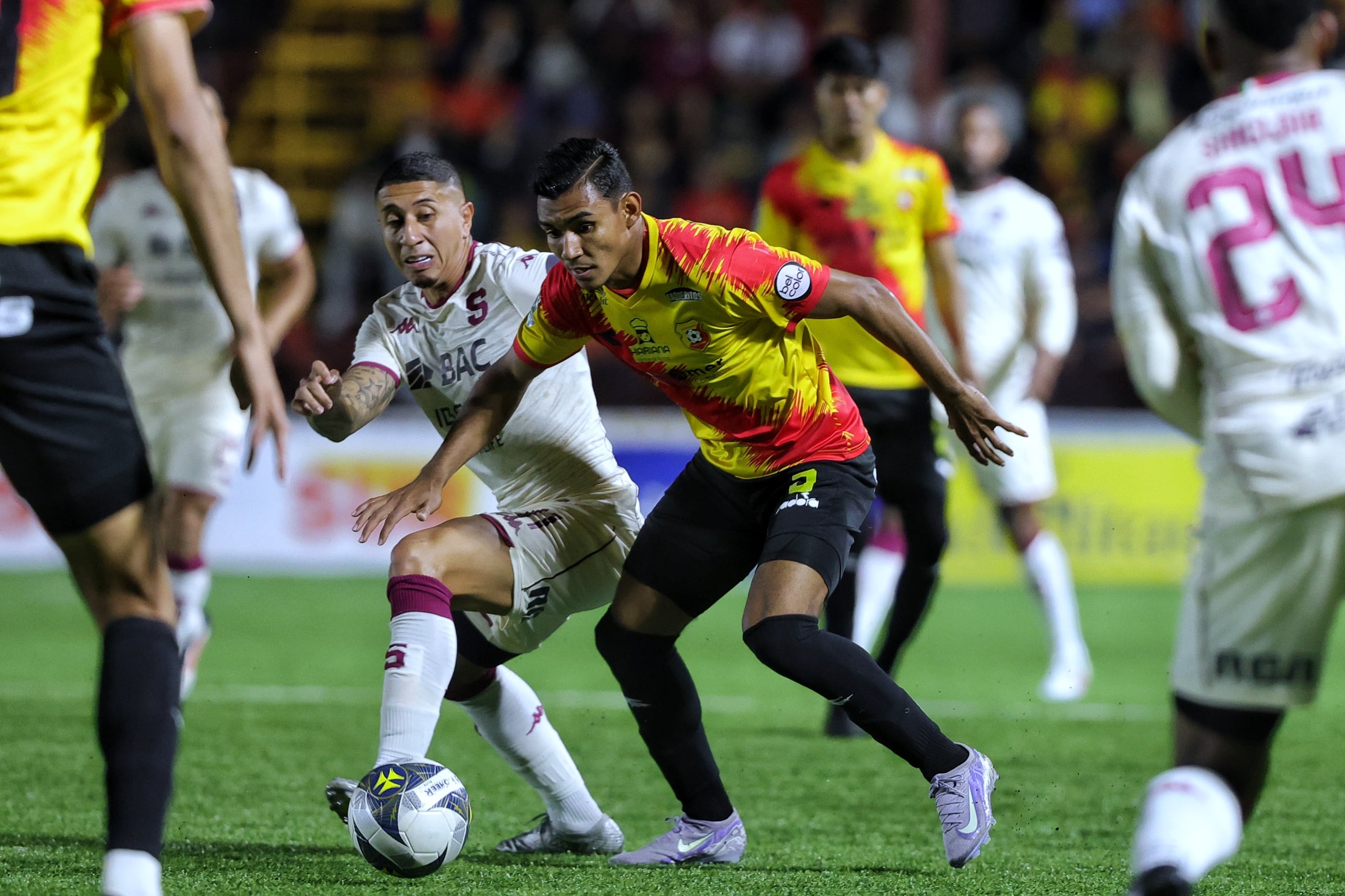 17/09/2025/ Juego entre el Club Sport Herediano vs Saprissa por el torneo apertura 2025 de la Liga Promerica en el estadio Carlos Alvarado / foto John Durán