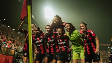Exjugadora de Alajuelense en polémica por usar la camisa de Saprissa de palo e’ piso