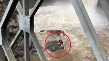 Video muestra momentos de angustia de personas que cayeron con carro a catarata de La Paz