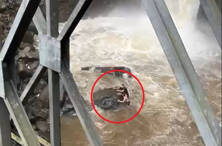 Dos hombres que viajaban en el carro se aferraron a una piedra.