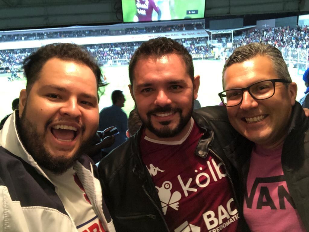 Fofo extraña ir a la Cueva, esta foto se la tomó antes de la pandemia. Acá con su amigo Álvaro Rojas y Alex Cuadra. Cortesía.