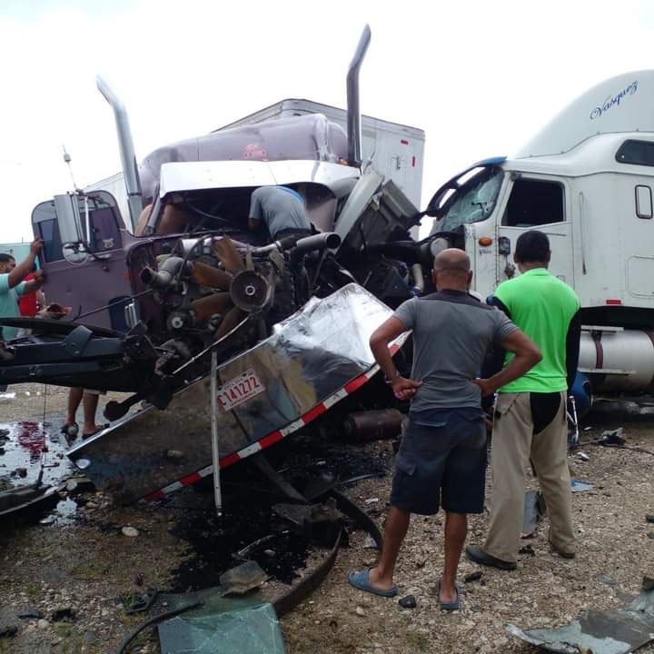 Conductores resultan heridos por choque entre dos trailers en Río Claro de Golfito. Fotos Alfonso Quesada.