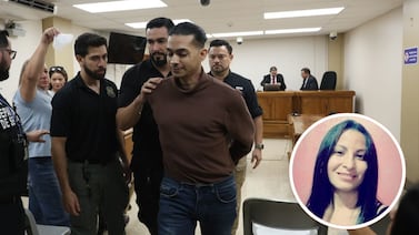 Perturbador tatuaje en el dedo del centro llamó la atención en condena por femicidio de Carolina Mora